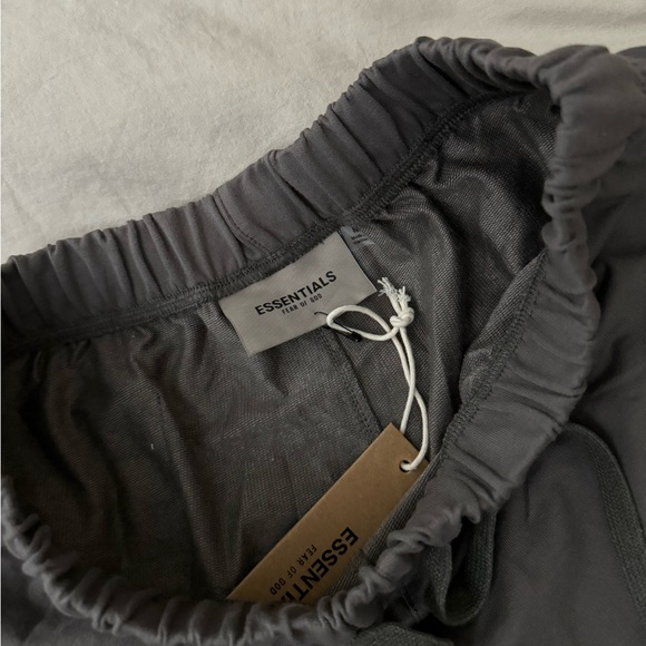 Unisex Essentials Fear of God shorts - Picture 3 of 3